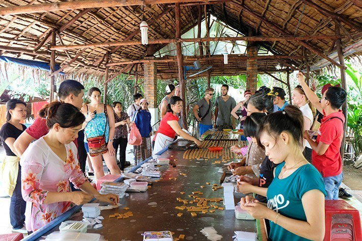 Tourists make coconut candy in Ben Tre